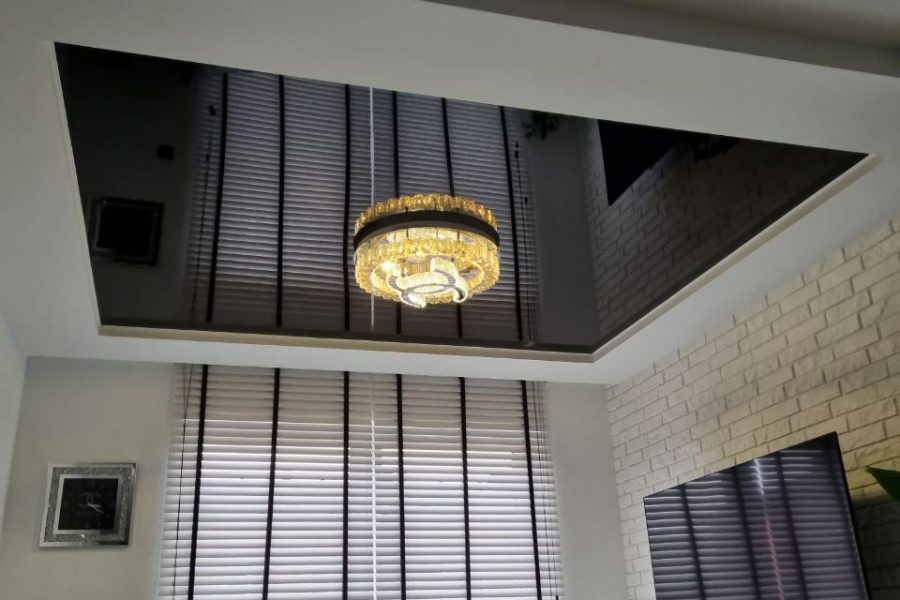 Blizgios įtempiamos lubos